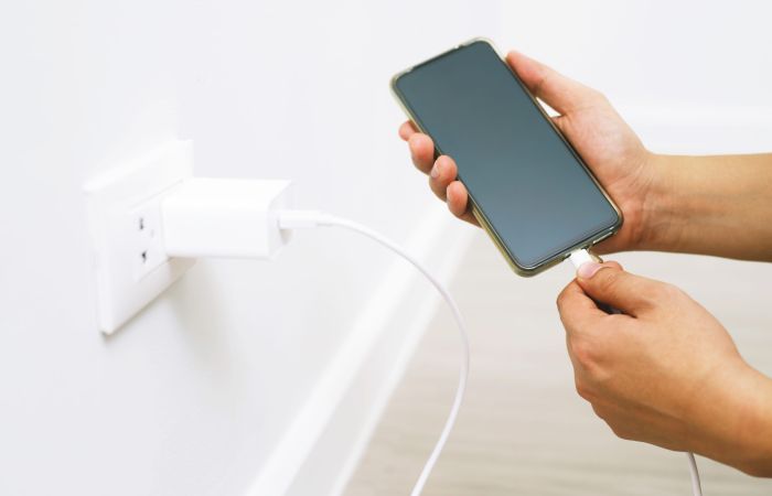 Comment détecter les faux chargeurs ou accessoires dangereux
